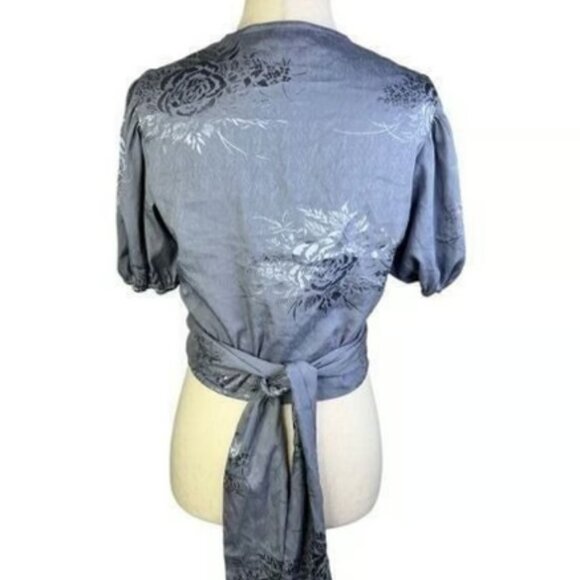 size small gray silky floral pattern short sleeve wrap women's crop top - Picture 4 of 4